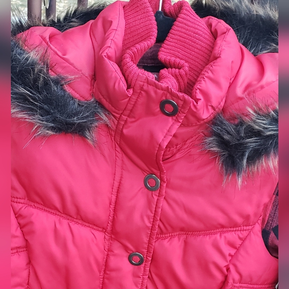 Faded Glory Red Vest w/Black Faux Fur hood, 4 pockets, snaps & zips NWOT - Picture 9 of 12